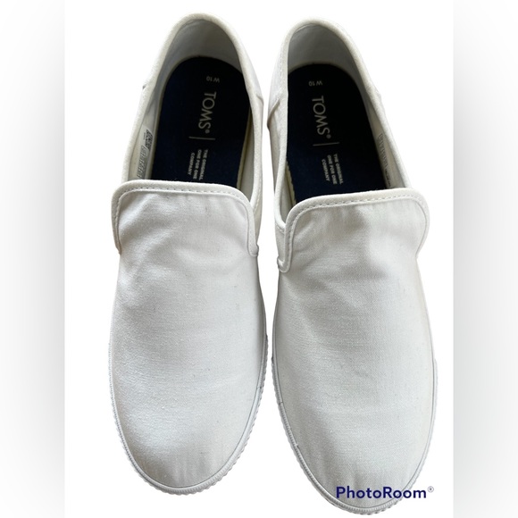 Toms White Canvas Slip Ons. Size-10. Comes with Dust bag.  Worn 2 or 3 times. - Picture 2 of 15